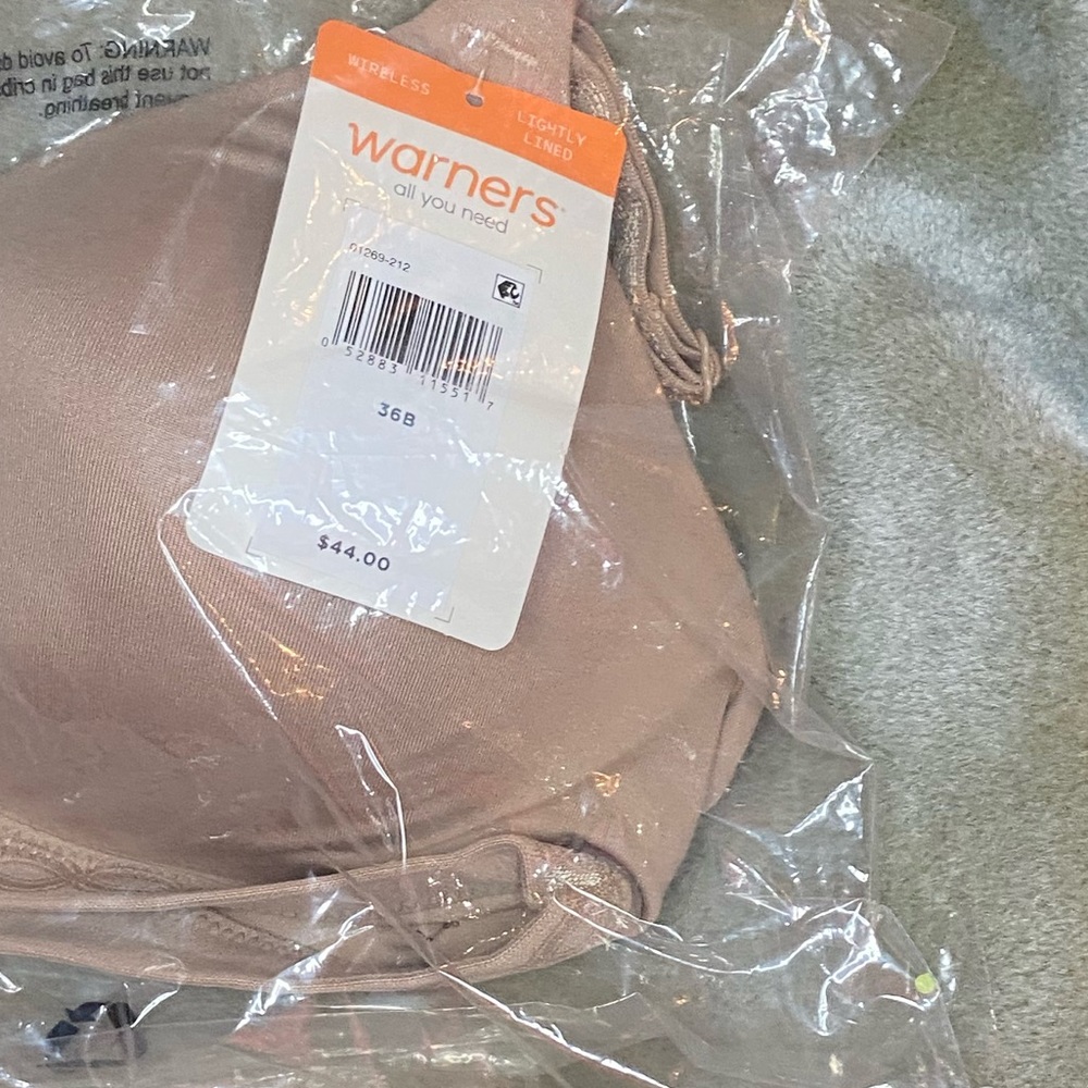NWT Warner’s nude wireless bra 36B
